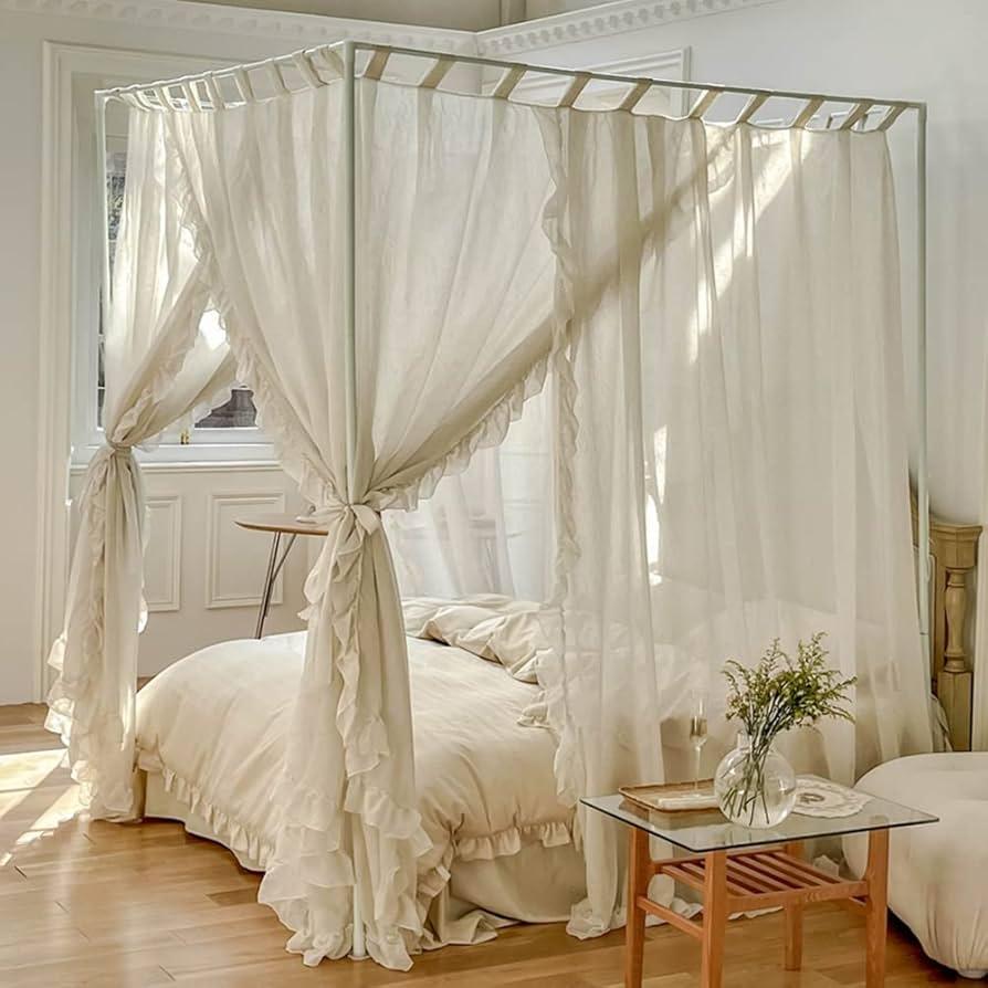 Cozy Canopy ​Beds: A timeless bedroom trend ‍that adds​ elegance and ​comfort to your space