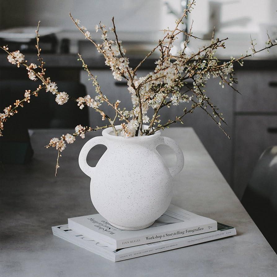 Incorporate ⁤stone or clay⁤ vases to hold fresh flowers⁢ in your Earthy ⁣Living ‍Room