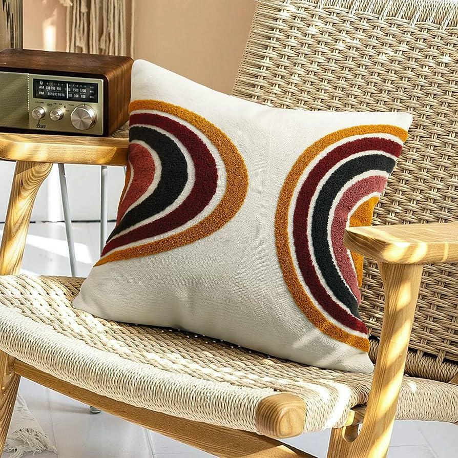 Add a pop‍ of ⁣color ⁤with throw‌ pillows ⁤in your Contemporary Living Room