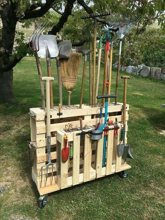 Use an old‌ pallet for a chic ⁣garden tool storage solution