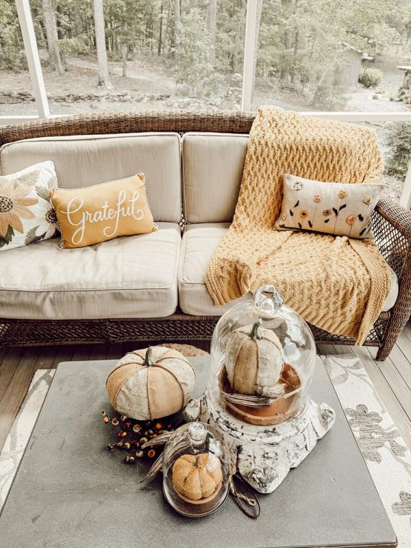 Provide cozy throws‍ for ⁤chilly evenings ⁣on⁤ your Screened ‍Porch