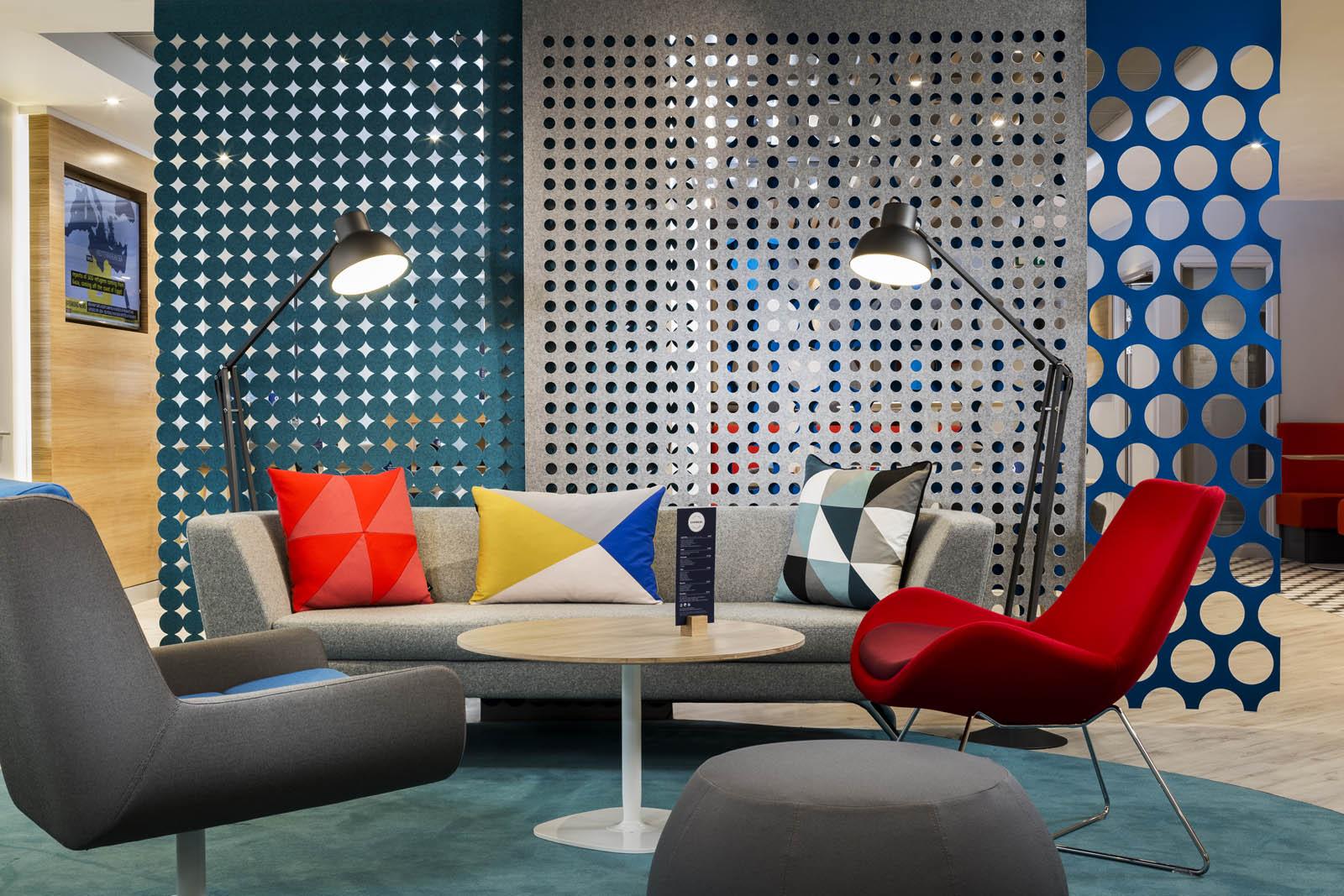 Use bold ⁢textiles to introduce warmth to your interior design