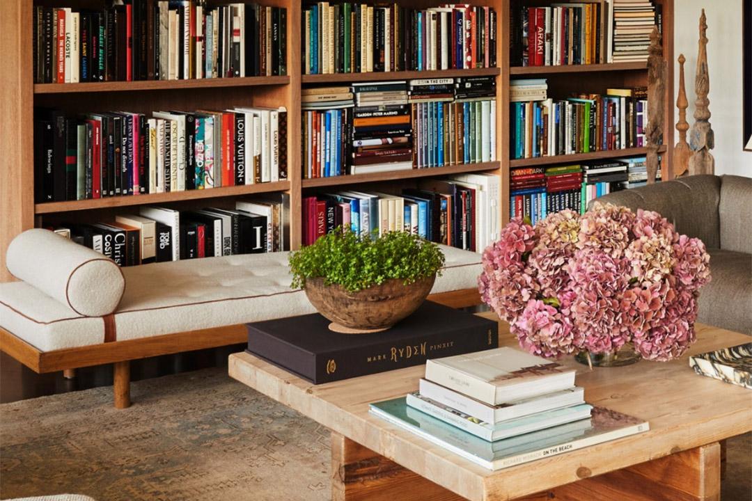 Feature a unique coffee table book collection⁤ for conversation ‌starters in your Contemporary Living Room