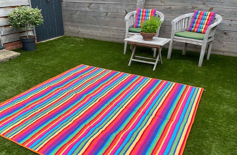 Picnic spot with colorful blankets for ‌backyard daydreaming