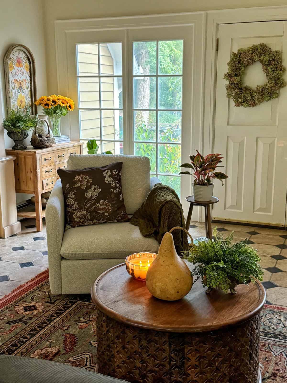 Country Living Room: Cozy furniture ‌and floral‍ touches create warm, inviting spaces