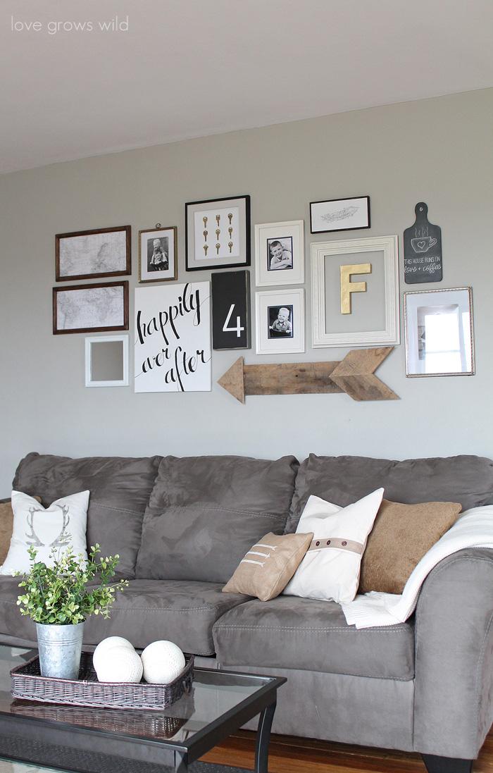 A gallery wall adds personality and⁤ uniqueness to your living room décor