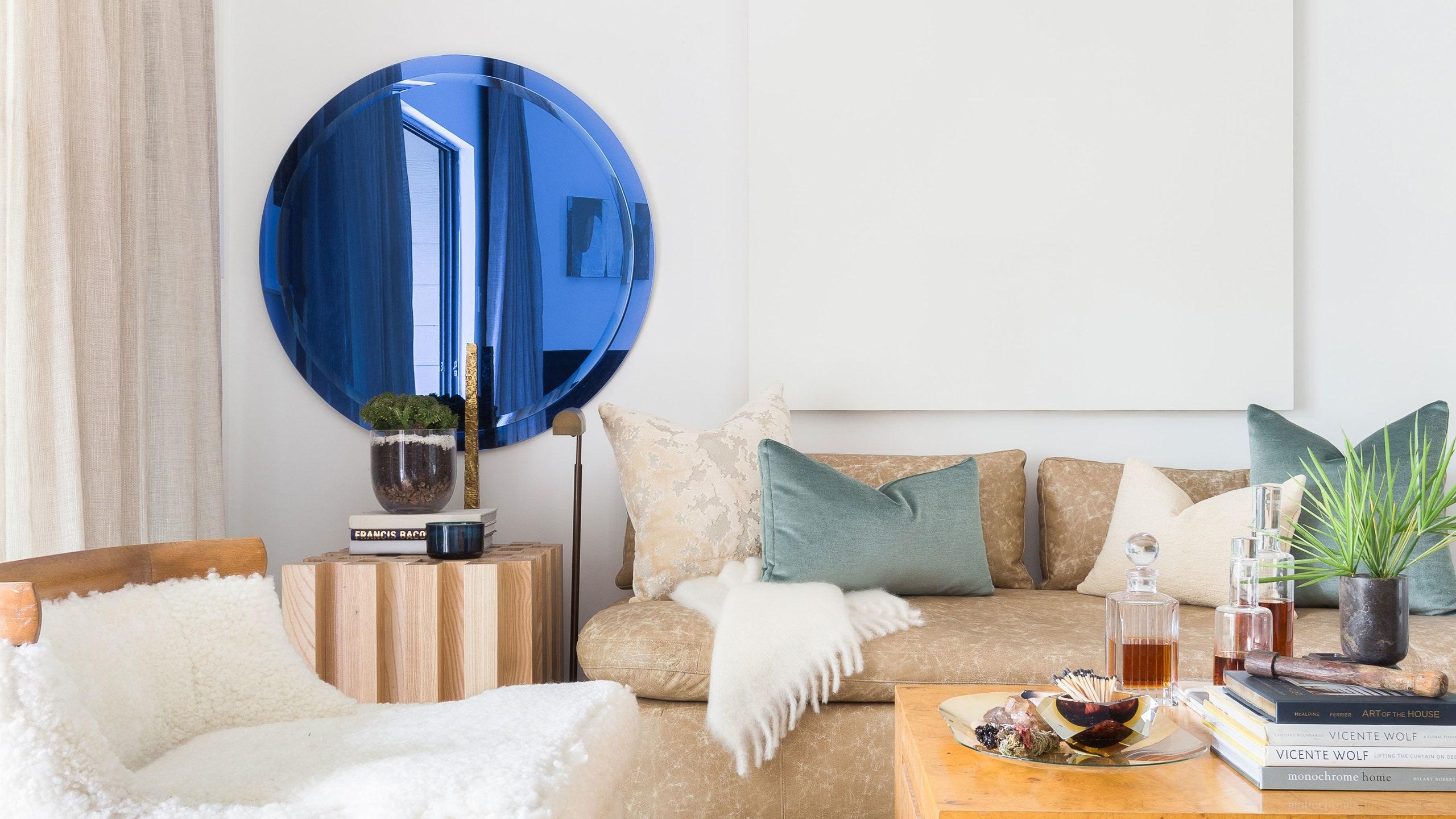 Use ​mirrors to reflect light in your ‍blue ⁤living room