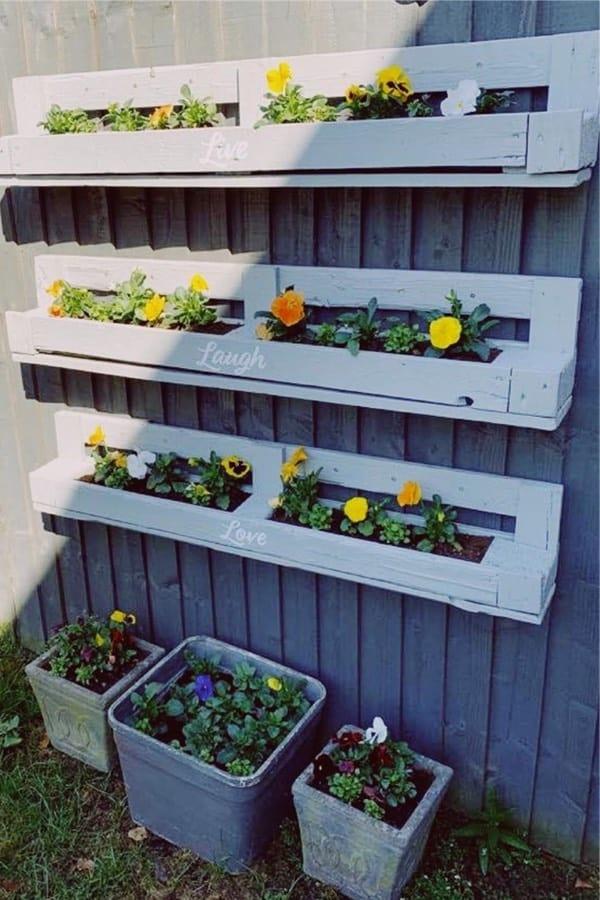 Floating Pallet Garden: ‌Unique ⁣way ⁤to‌ grow plants on water features