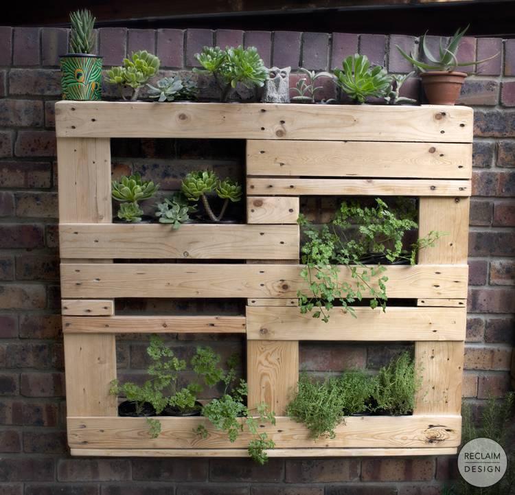 Achieve ⁢sustainability by using reclaimed wood⁢ in ⁢your pallet ‌garden