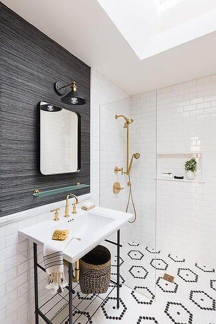 Utilize mismatched mirrors ‍to create a stunning accent wall in your eclectic bathroom