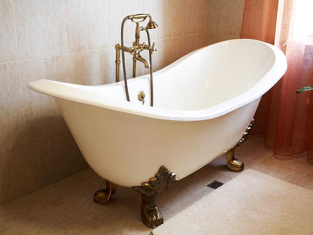 Add vintage ‌fixtures⁣ for ​charm in your‍ Chalet Bathroom