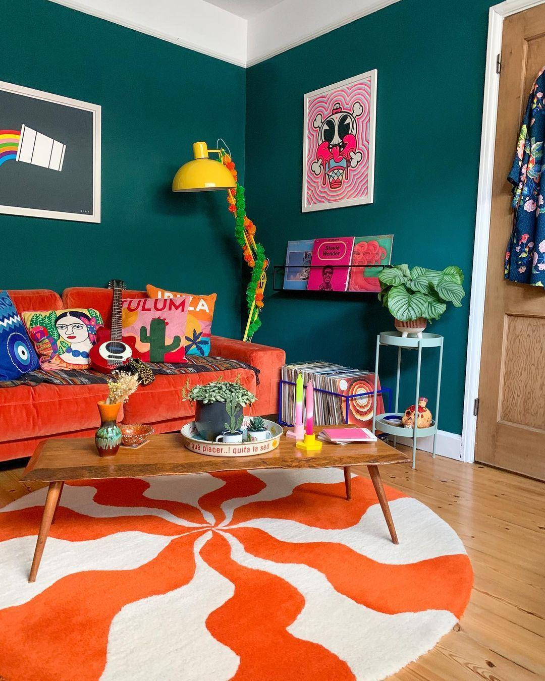 Oddball accessories: Embrace ​quirky decor to infuse personality ‍into your eclectic living⁣ room