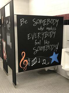 Encourage creativity with ⁢a chalkboard ‌bathroom mural collaboration