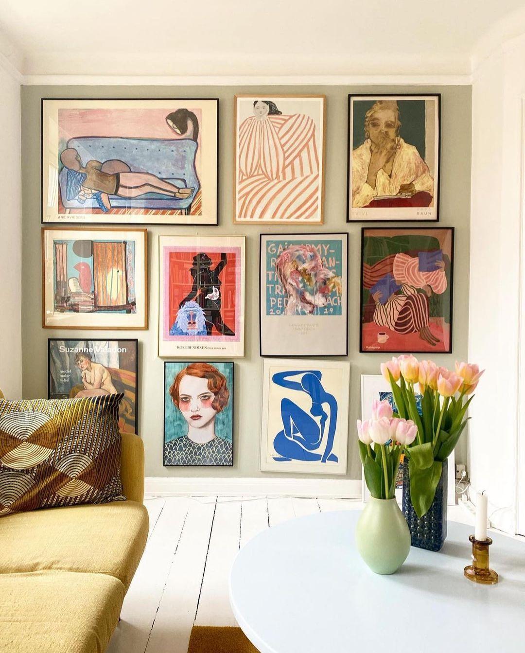 Arrange⁢ a ⁣gallery wall with personal artwork ⁣to personalize your Boho Living Room