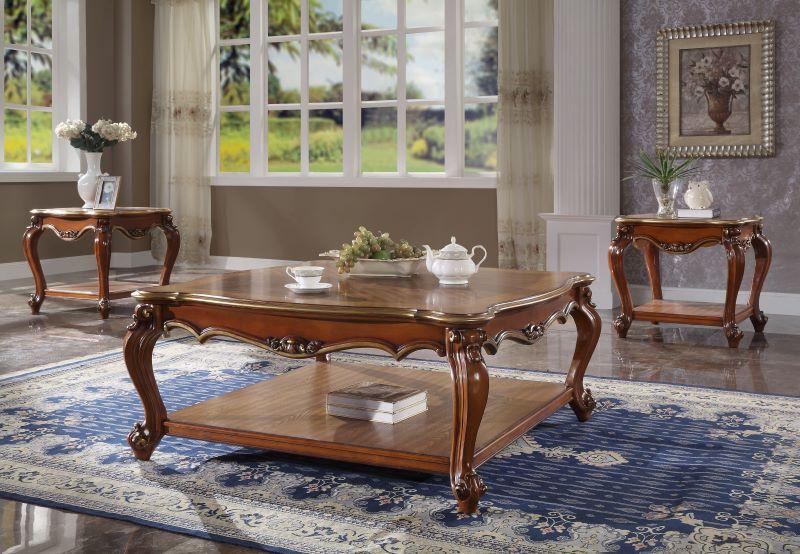 A classic coffee table anchors the seating area in ‌your vintage living room