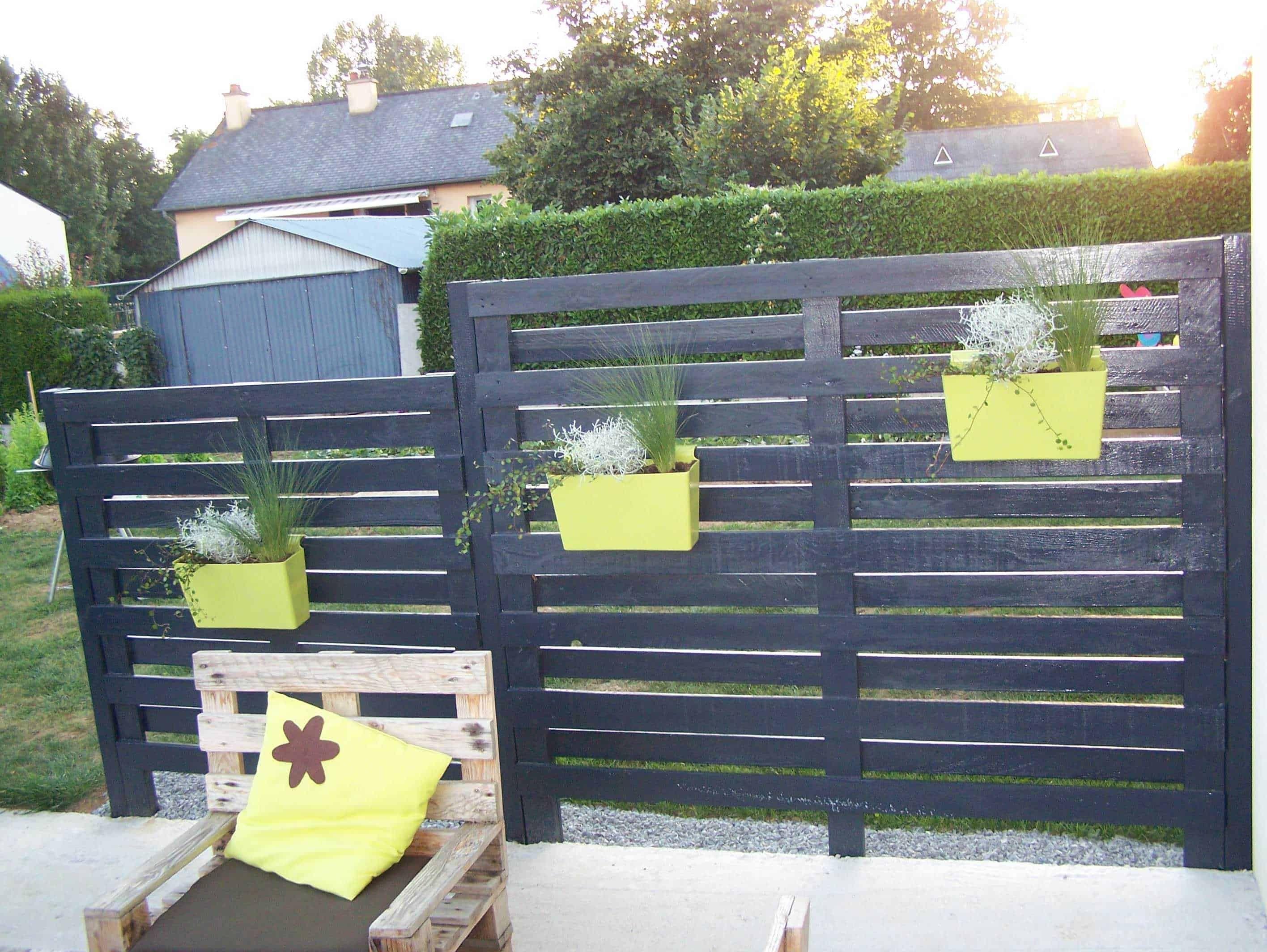 Pallet Garden Privacy Screen: Enhance your space with living walls of greenery