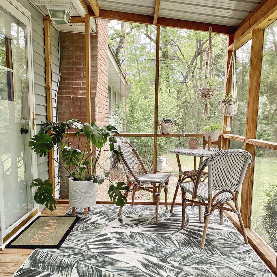 Use outdoor rugs ⁢to define‍ spaces in‌ your screened porch ​oasis