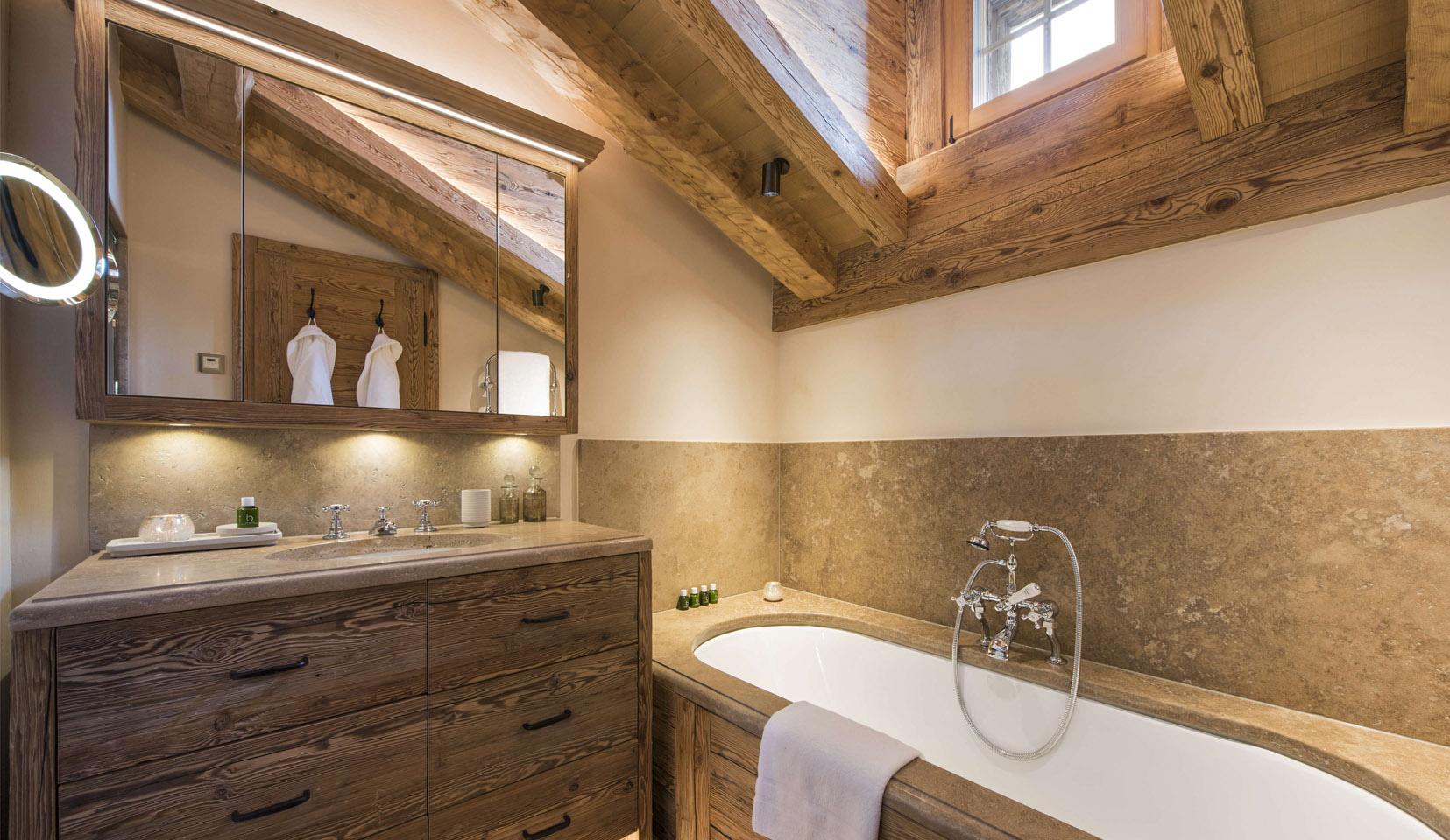 Soft, ambient lighting ⁣to relax in your Chalet Bathroom