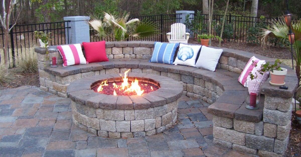 Create a⁤ cozy fire pit ⁢for evening ​gatherings in your backyard