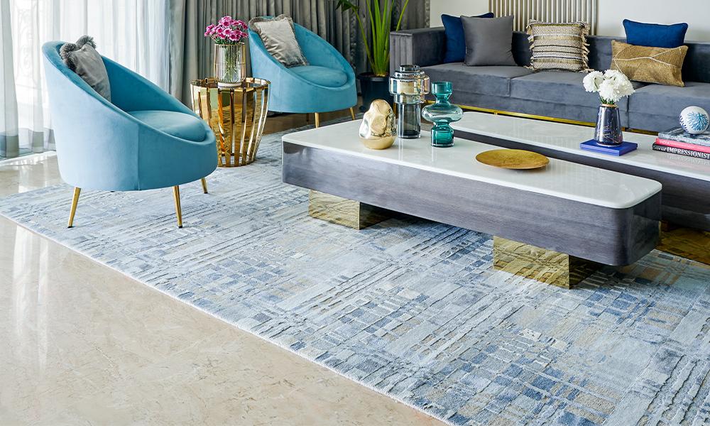 Use a ⁤statement blue⁢ rug to anchor your living ⁢room space