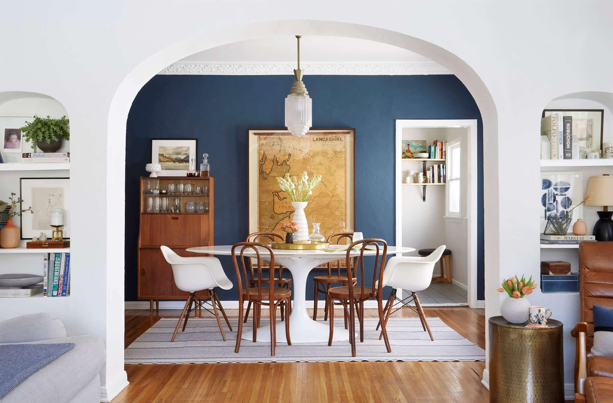 Opt for mismatched ⁤dining chairs to enhance⁢ your eclectic living​ room dining area