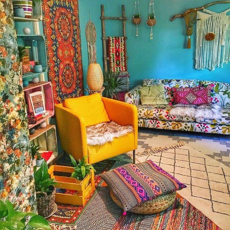 Bohemian Living Room: Mix⁣ vibrant colors and patterns for ​a laid-back⁤ vibe