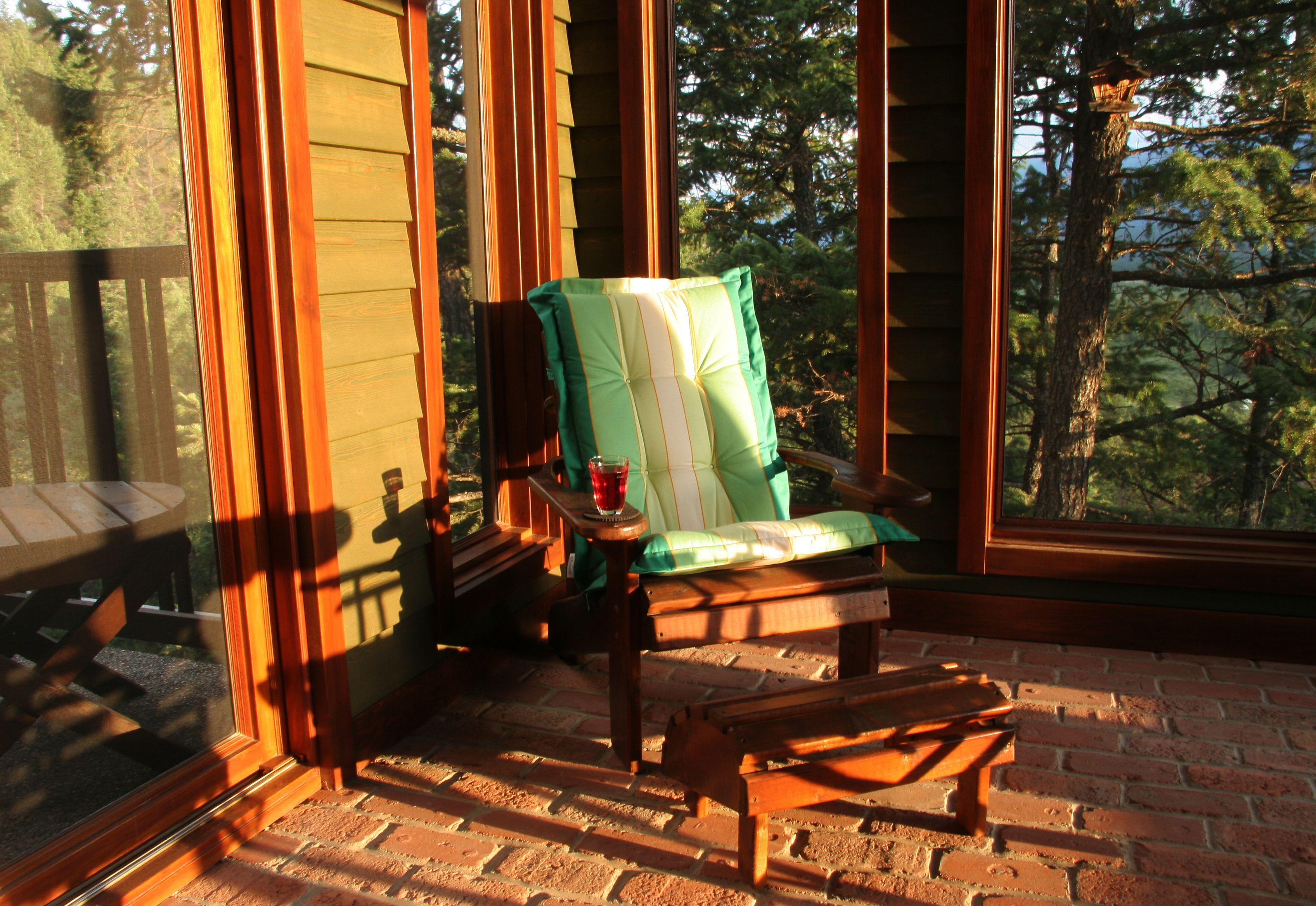 Set up ​a⁣ reading nook in your screened porch with a comfy chair