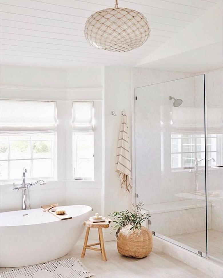 Natural light sources for an airy feel in your boho bathroom