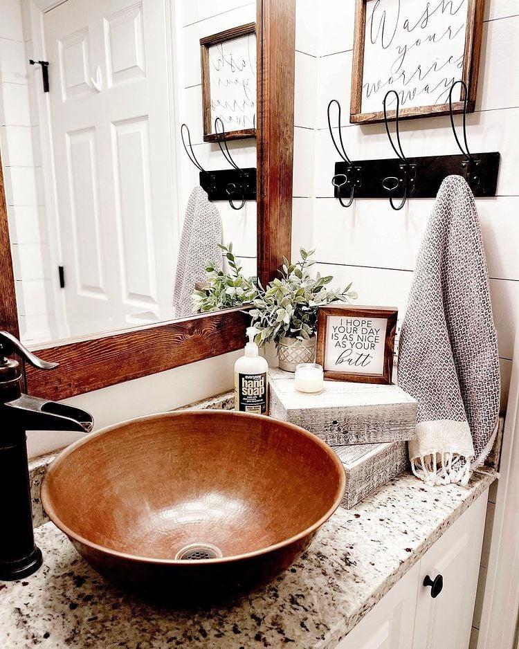 Incorporate copper accents for a metallic touch that ⁤complements your farmhouse‍ bathroom design