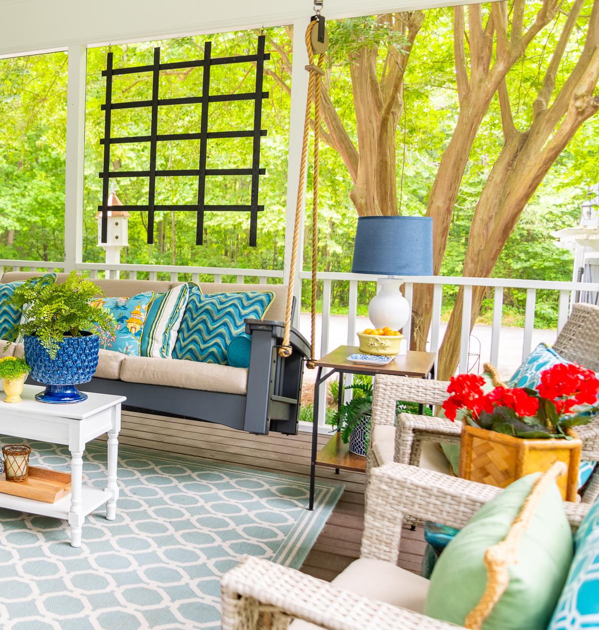 Use colorful cushions to add​ vibrancy to your screened⁢ porch