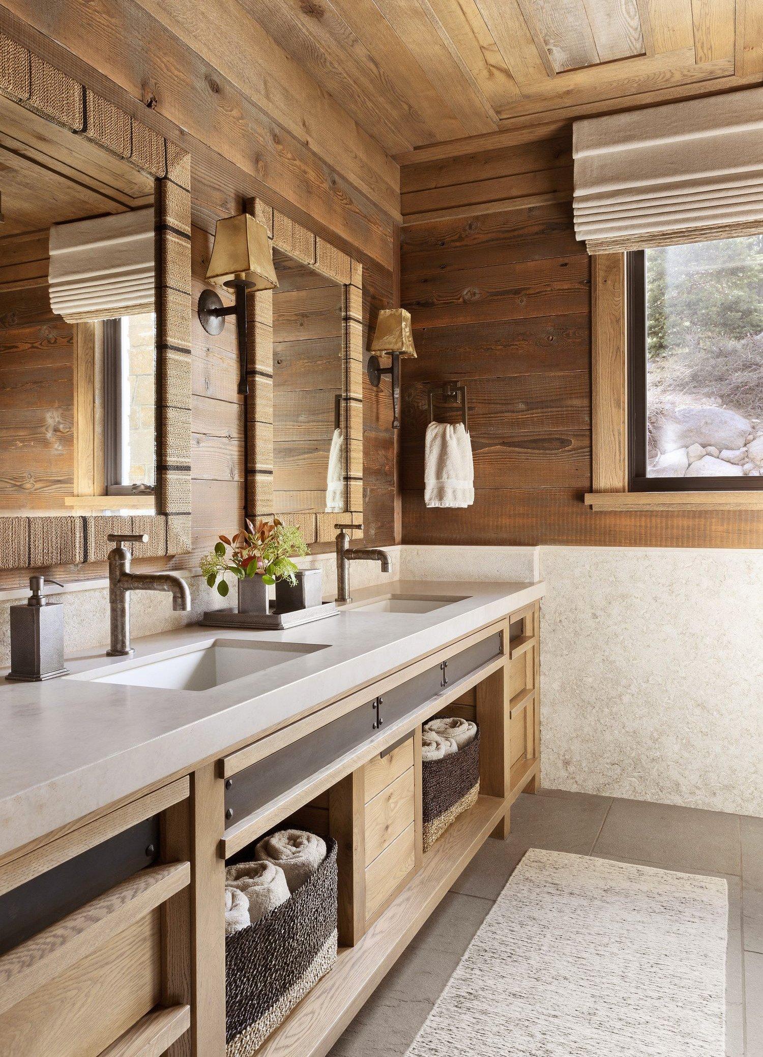 Open shelving displays rustic decor in Chalet⁣ Bathrooms