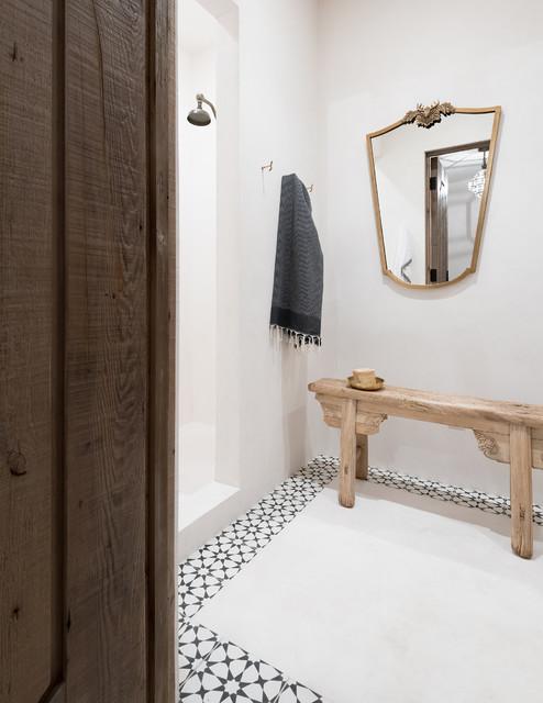 Built-in bench‍ seating adds functionality to your ⁤Chalet Bathroom