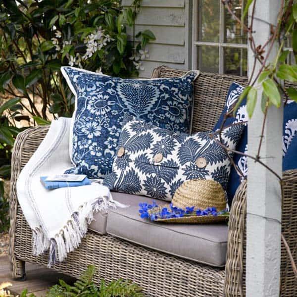 Create a ⁤cozy outdoor reading nook in your small backyard