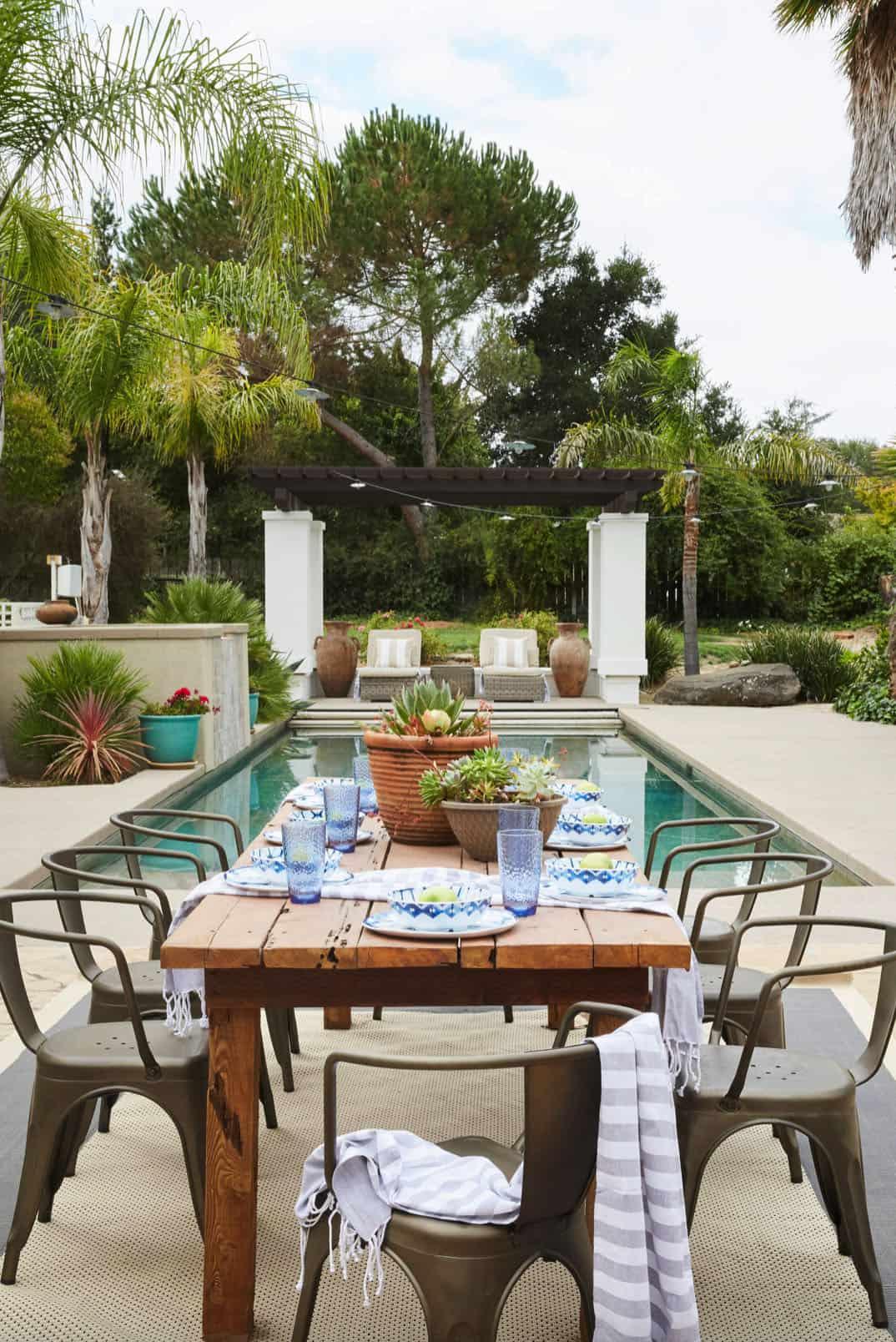 Design a rustic⁢ outdoor ‍dining space in ⁢your ⁢backyard