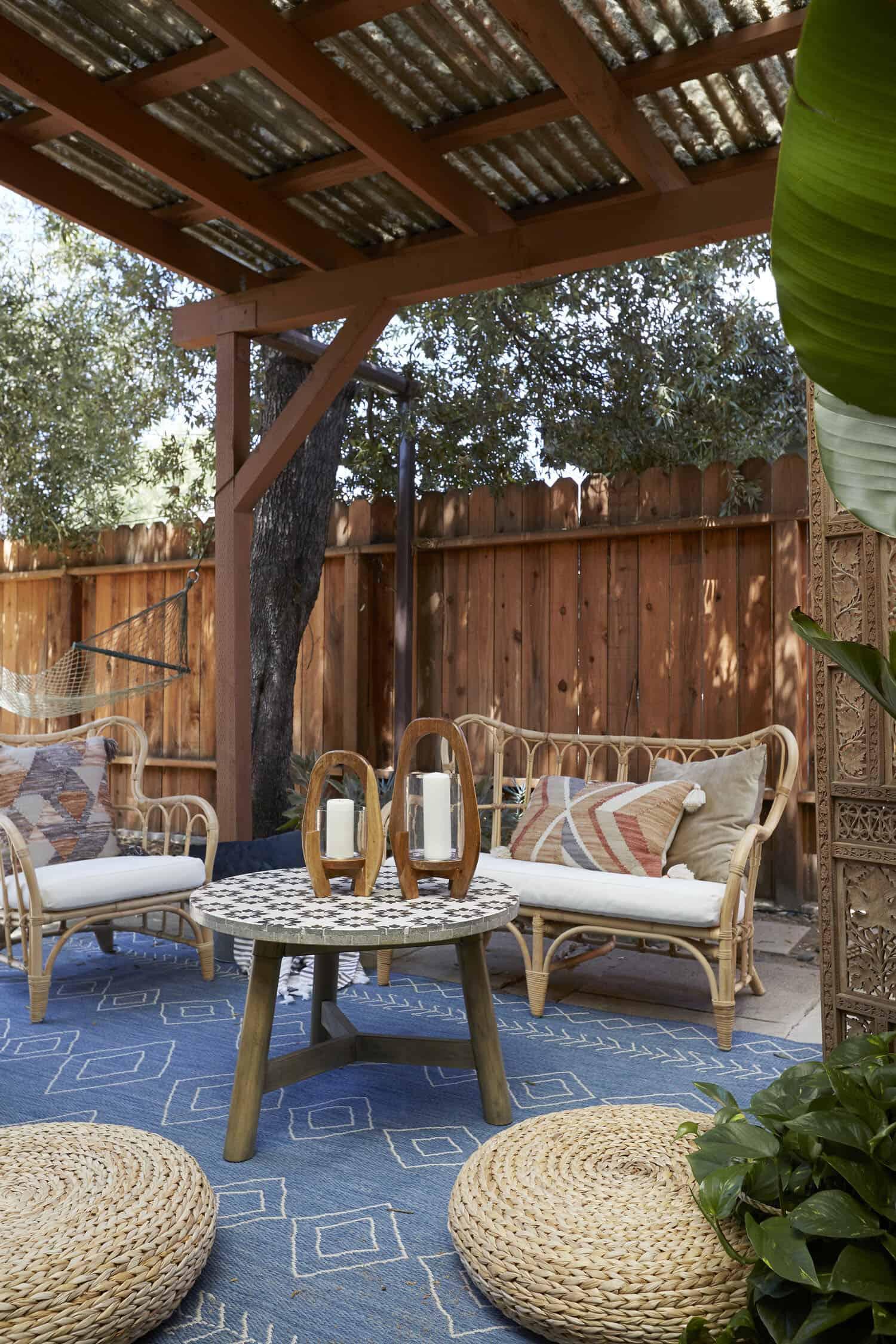 A wooden deck for relaxation ⁢in ‍your ⁣Boho Backyard