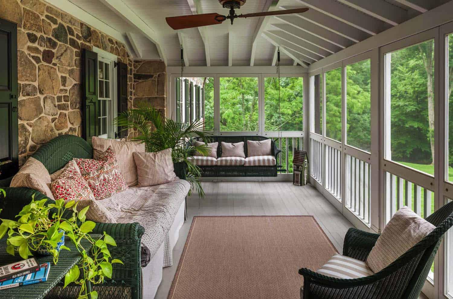 Create a cozy dining area on ‍your ⁢screened porch for ⁣meals outdoors