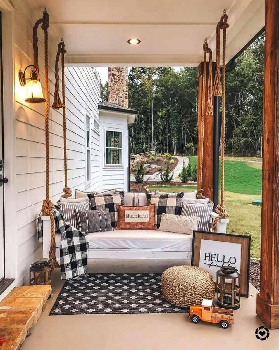 Add a swing for a playful touch in ⁢your⁢ screened porch