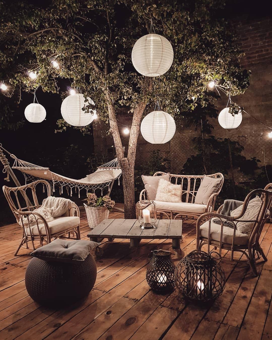 Set up a cozy patio with comfortable furniture⁣ in ‌your backyard