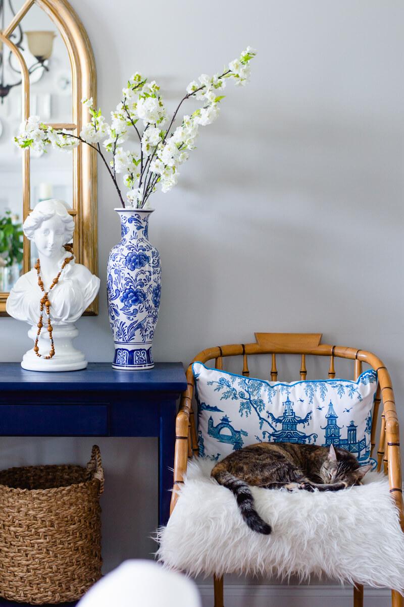 Use ⁣blue ‌and white ceramics to enhance your living room decor