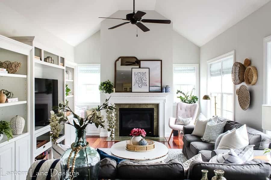 Contemporary ​Farmhouse Living Room: A modern twist on classic country style