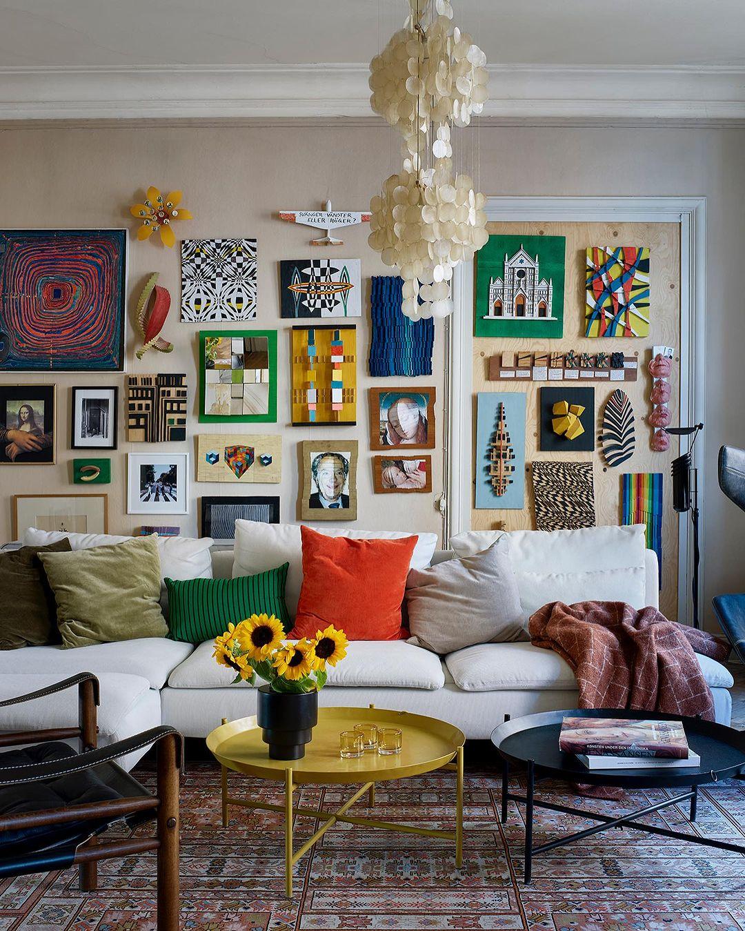 Create a gallery wall showcasing⁣ cherished memories for your eclectic living⁢ room