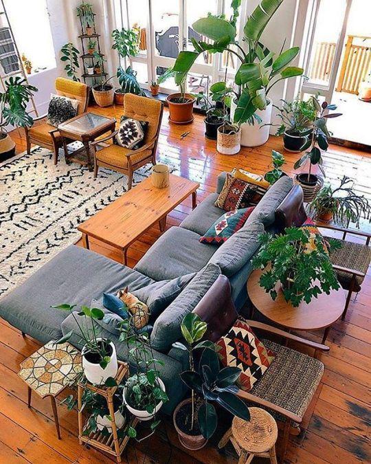 Urban Jungle Living Room: Lush plants create a ‍refreshing indoor oasis