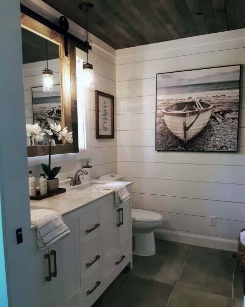 Shiplap walls evoke rustic ⁢charm in your Chalet Bathroom