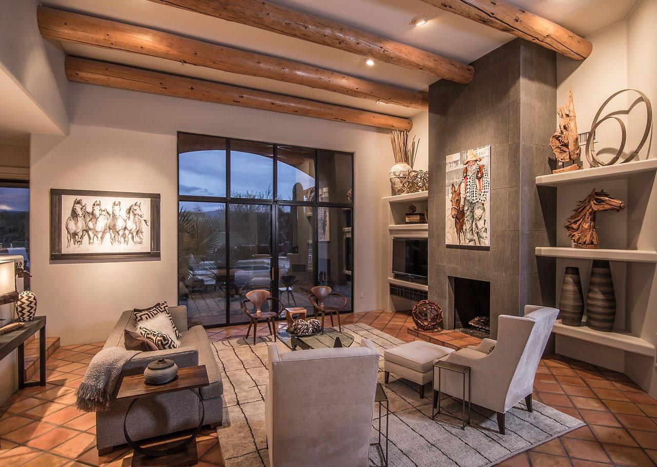 Southwestern Spirit Living Room: ⁢Earthy tones and vibrant textiles showcase⁤ cultural richness