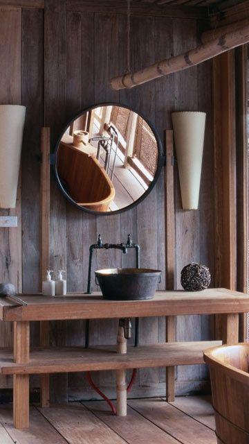 Vintage mirrors⁢ reflect charm in cozy Chalet ⁤Bathrooms