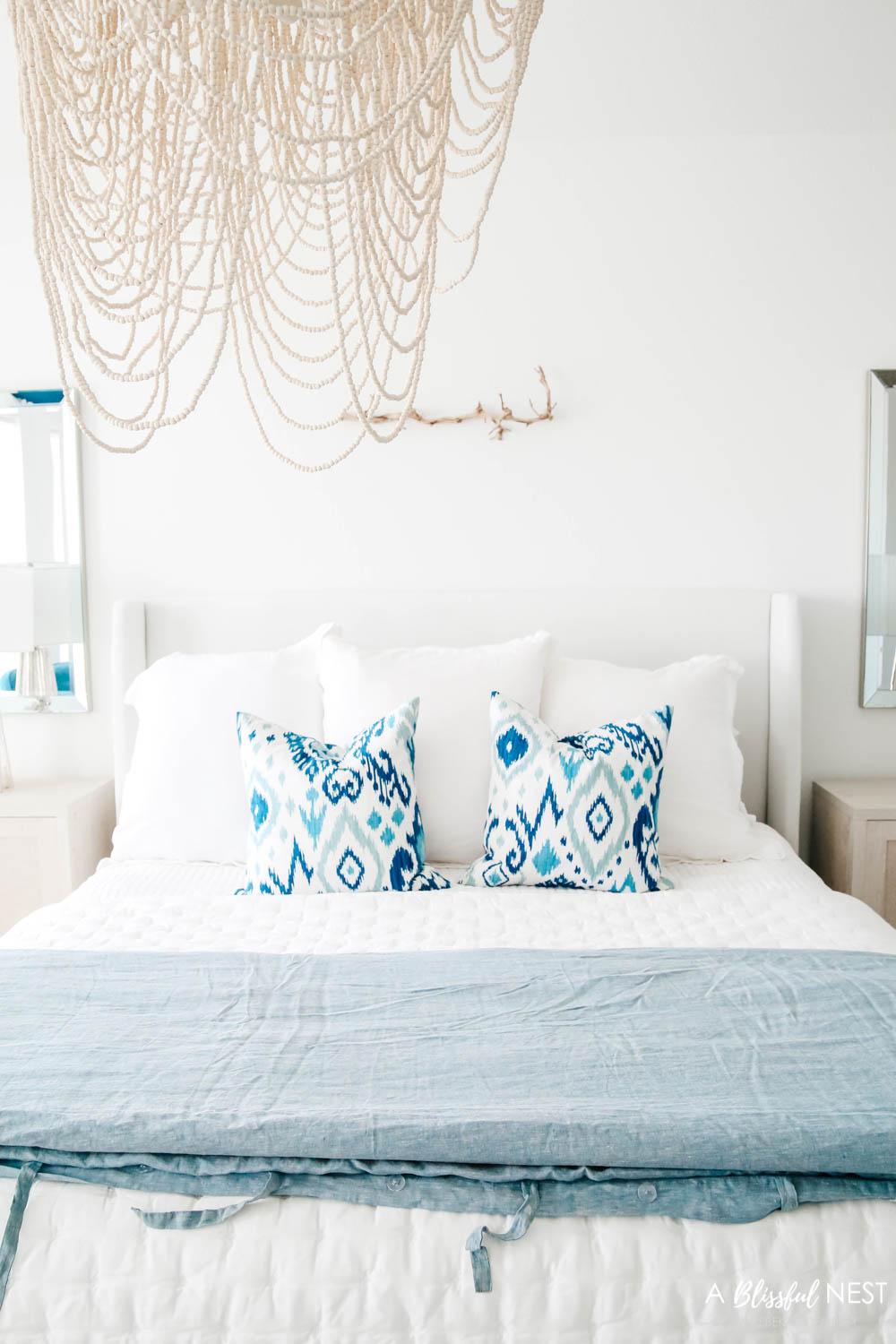 Coastal Bedroom: Embrace soothing ocean‌ hues and⁣ breezy ⁢textures