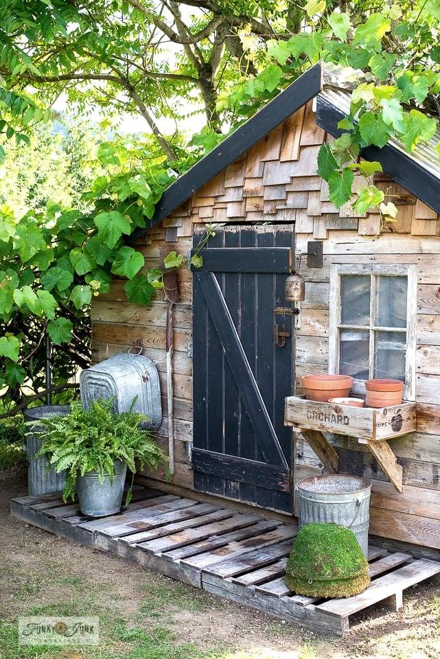 Pallet Garden Shed:⁤ Transform pallets into‍ a ​functional ⁤gardening storage solution