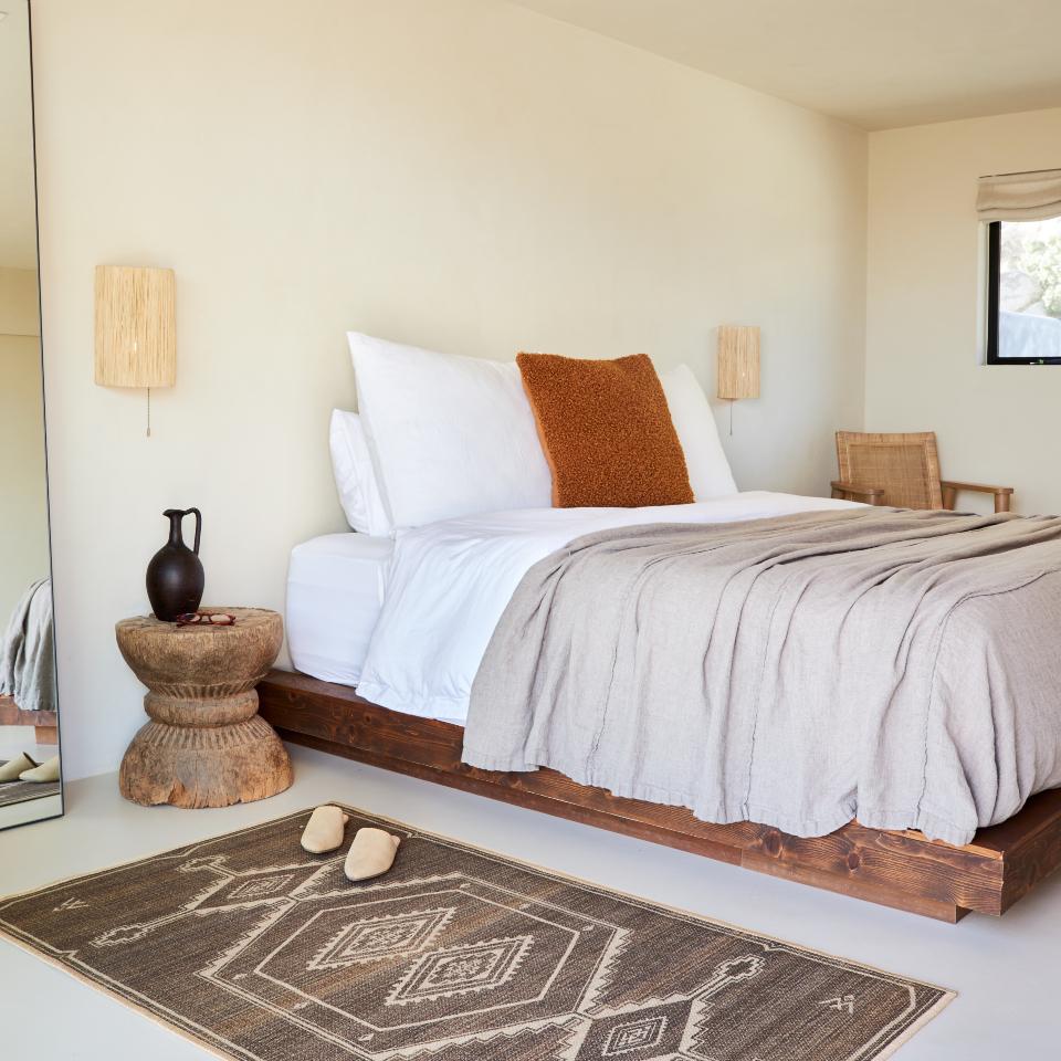 Incorporate a single, cozy rug⁢ to ⁢define your minimalist bedroom space