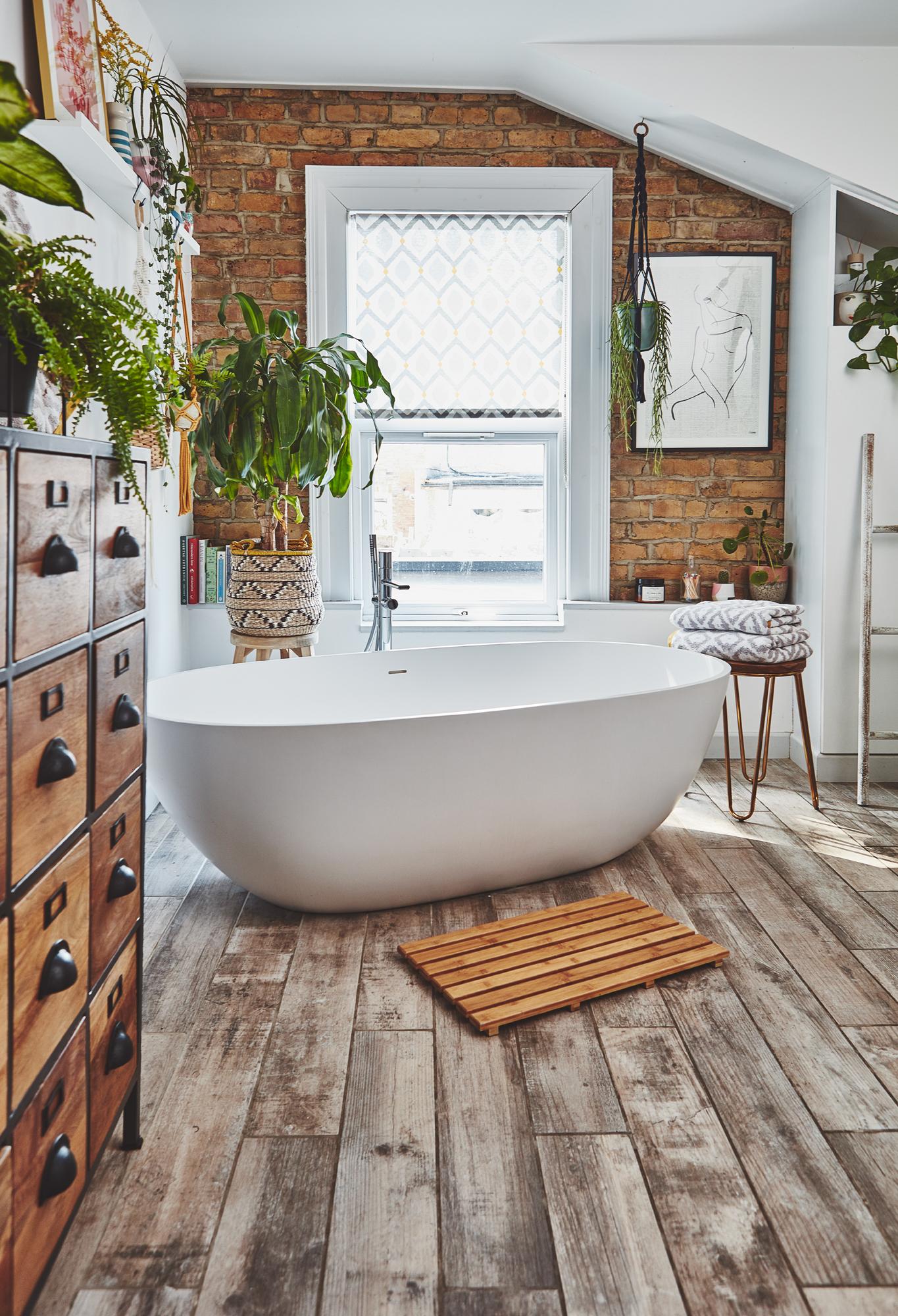 Incorporate reclaimed⁢ wood for a sustainable and rustic look ⁣in your wooden bathroom