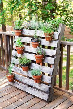 Rustic Pallet Garden: Natural wood charm complements any garden style